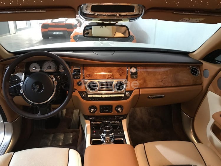 Blanco Rolls Royce Wraith en alquiler en Sharjah 4