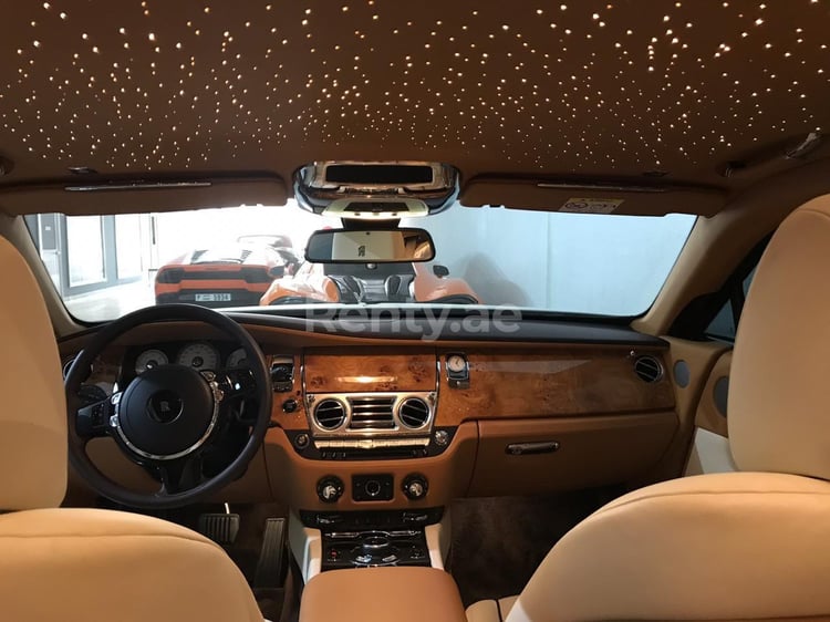 Blanco Rolls Royce Wraith en alquiler en Sharjah 5