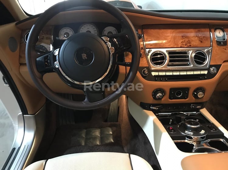 Blanco Rolls Royce Wraith en alquiler en Abu-Dhabi 6