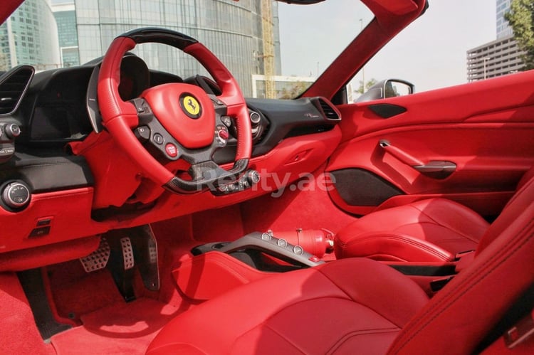 الرمادي الفضي Ferrari 488 Spyder للإيجار في دبي 0