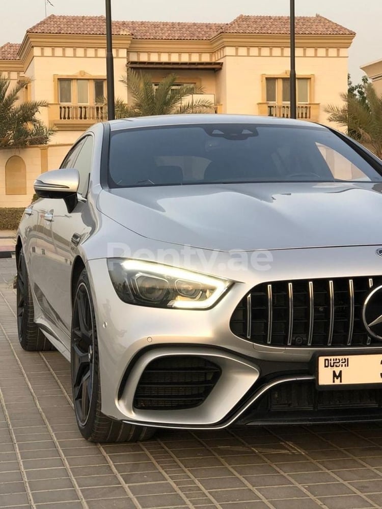 在迪拜租赁银灰色 Mercedes AMG GT63s 4