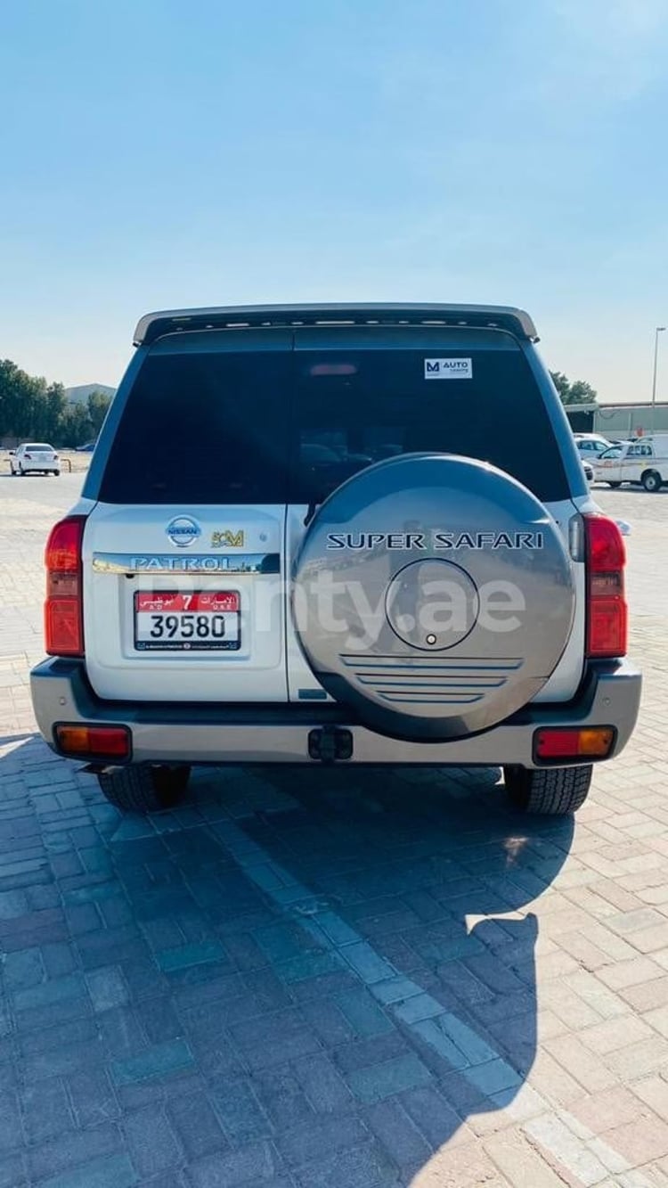 Blanc Nissan Patrol Super Safari en location à Abu-Dhabi 4