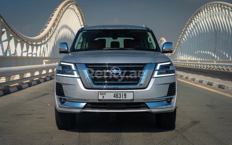 Gris Argenté Nissan Patrol V6 en location à Abu-Dhabi 0