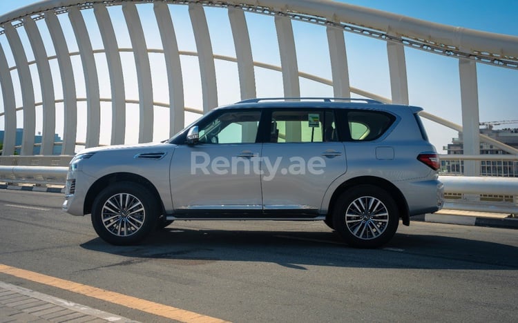 Silber-Grau Nissan Patrol V6 zur Miete in Sharjah 1