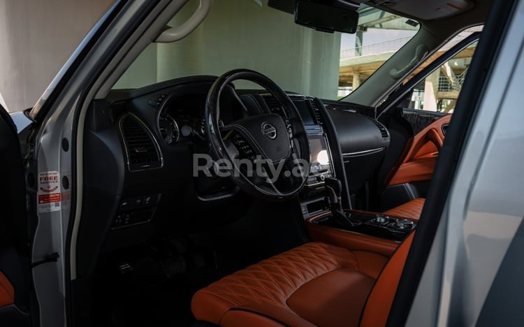 Silber-Grau Nissan Patrol V6 zur Miete in Sharjah 2