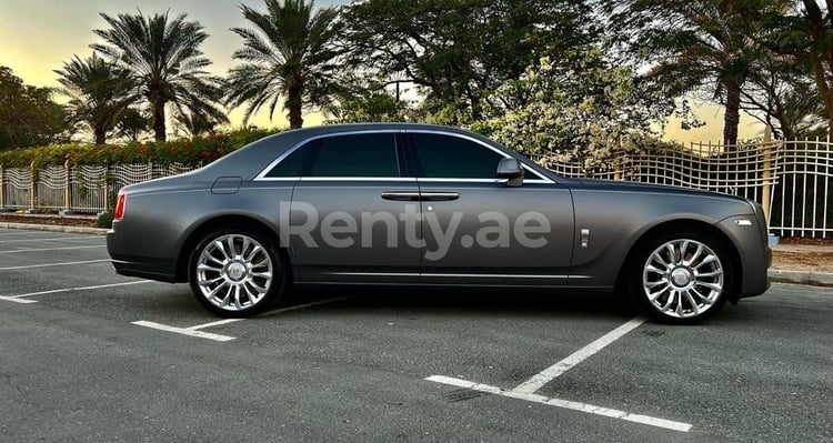 Silber-Grau Rolls Royce Ghost zur Miete in Sharjah 1