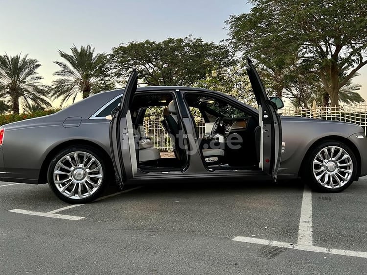 الرمادي الفضي Rolls Royce Ghost للإيجار في دبي 2