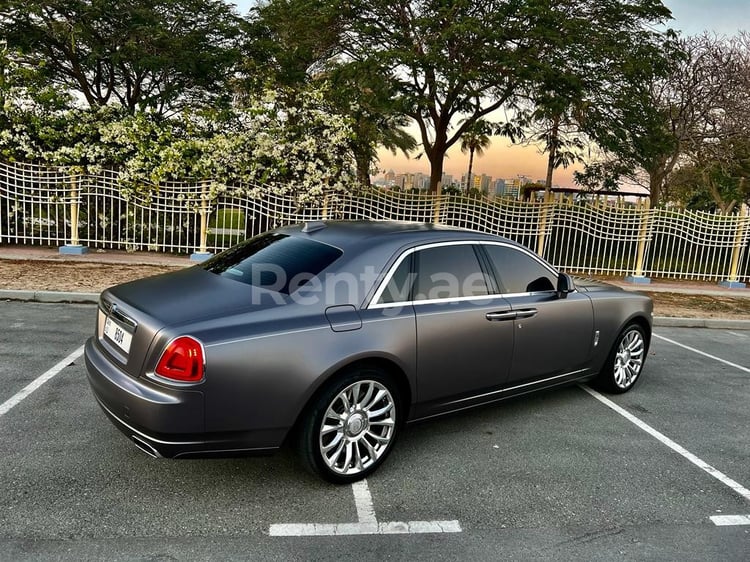 الرمادي الفضي Rolls Royce Ghost للإيجار في دبي 5