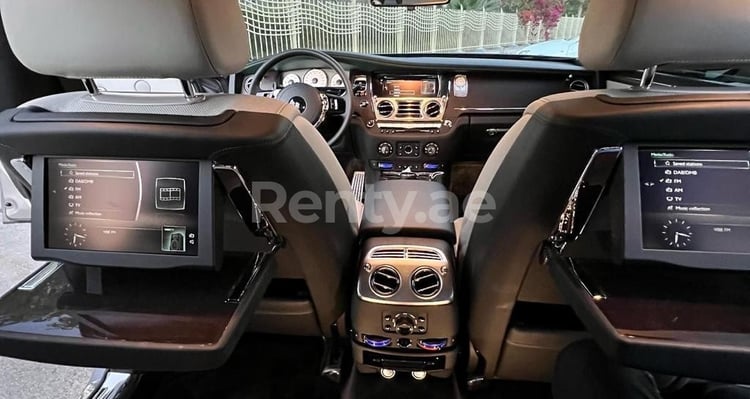 Grigio argento Rolls Royce Ghost in affitto a Dubai 6