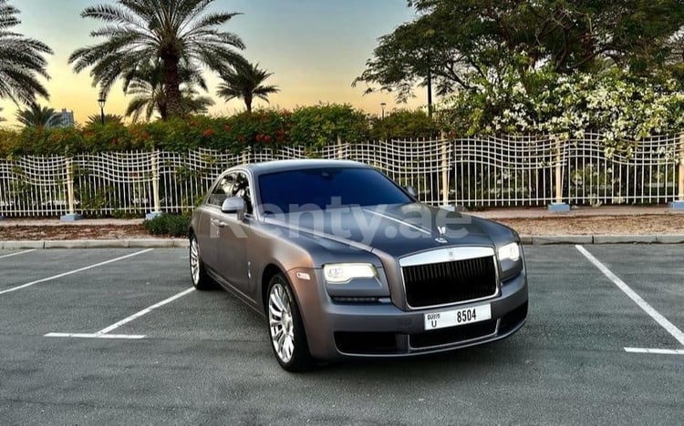 Gris plateado Rolls Royce Ghost en alquiler en Abu-Dhabi