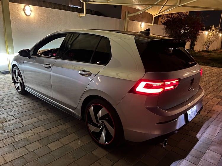 Gris Argenté Volkswagen Golf GTI en location à Sharjah 4