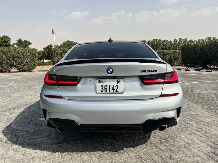 Silber 2020 BMW 330i Silver with M340i bodykit zur Miete in Abu-Dhabi 4