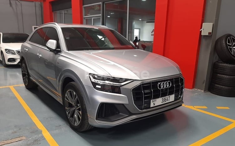 Silber Audi Q8 zur Miete in Dubai