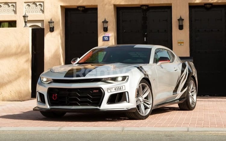 Silber Chevrolet Camaro zur Miete in Abu-Dhabi