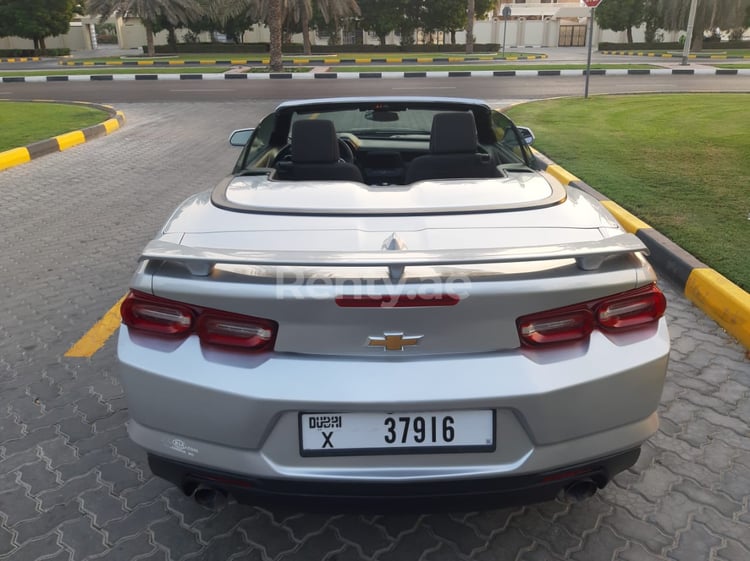 Silber Chevrolet Camaro zur Miete in Abu-Dhabi 0