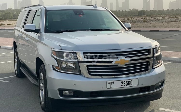 Argento Chevrolet Suburban in affitto a Abu-Dhabi