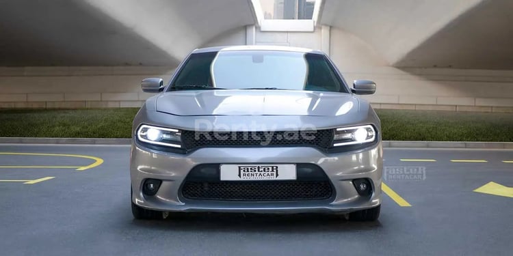 Silber Dodge Charger V8 zur Miete in Sharjah 1