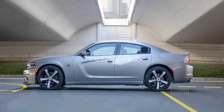 Silber Dodge Charger V8 zur Miete in Sharjah 3