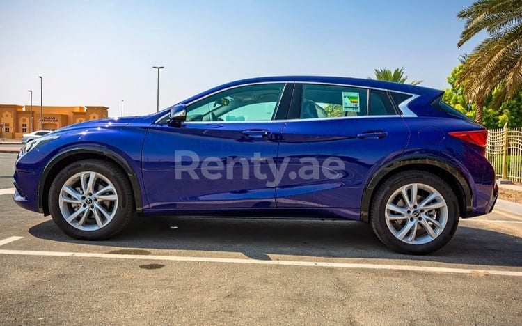 Bleue Infiniti Q30 en location à Abu-Dhabi