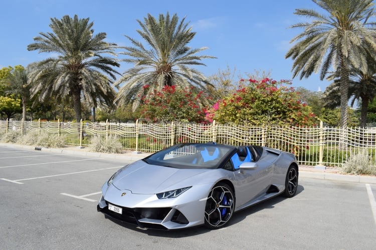 Silber Lamborghini Evo Spyder zur Miete in Dubai 0