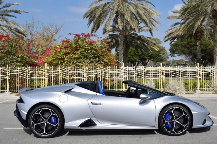 Argento Lamborghini Evo Spyder in affitto a Dubai 1