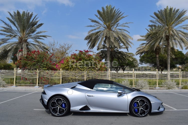 Plata Lamborghini Evo Spyder en alquiler en Dubai 4