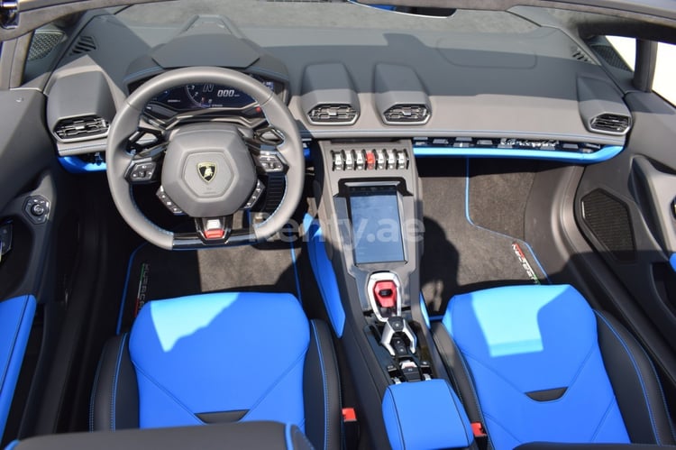 فضة Lamborghini Evo Spyder للإيجار في دبي 6