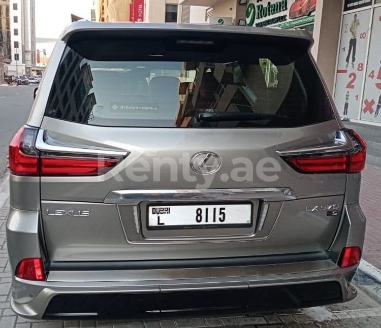 Plata Lexus LX 570 en alquiler en Dubai 4