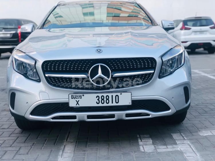 فضة Mercedes GLA للإيجار في أبو ظبي 0