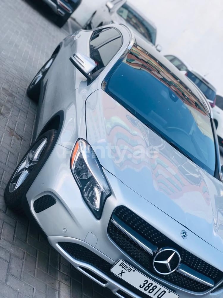 Silber Mercedes GLA zur Miete in Sharjah 3