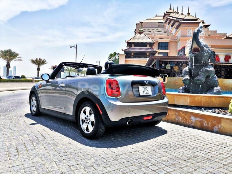 Silber Mini Cooper cabrio zur Miete in Dubai 4