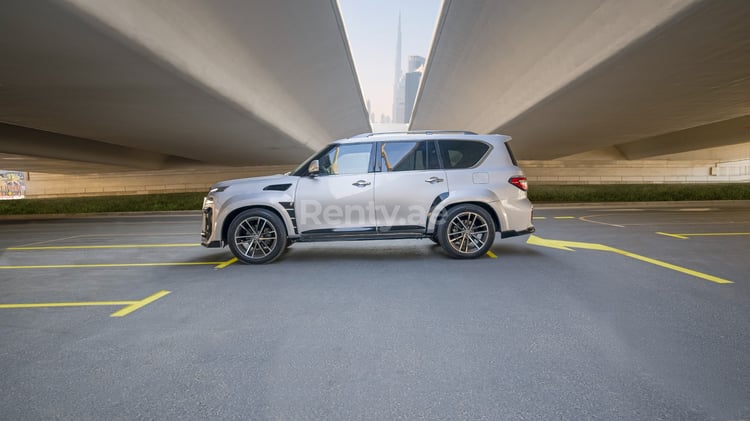 Silber Nissan Patrol hawk kit zur Miete in Dubai 6