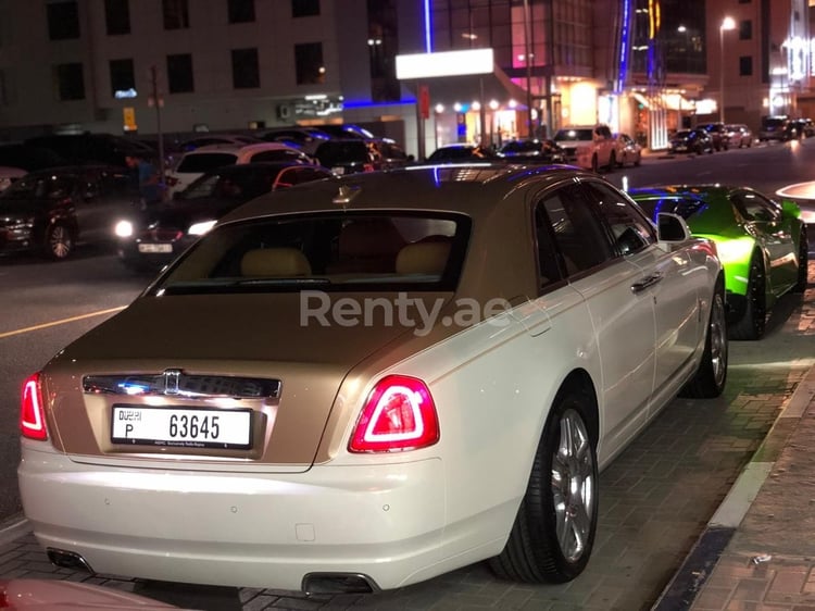 Gold Rolls Royce Ghost zur Miete in Sharjah 2