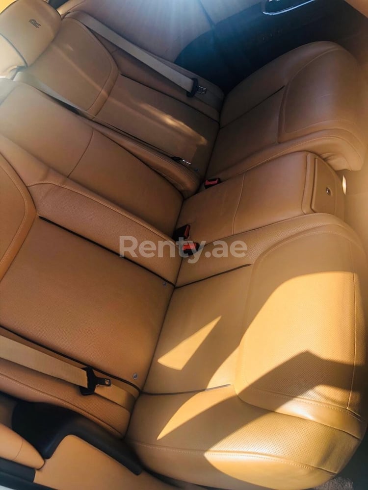 Oro Rolls Royce Ghost en alquiler en Dubai 3