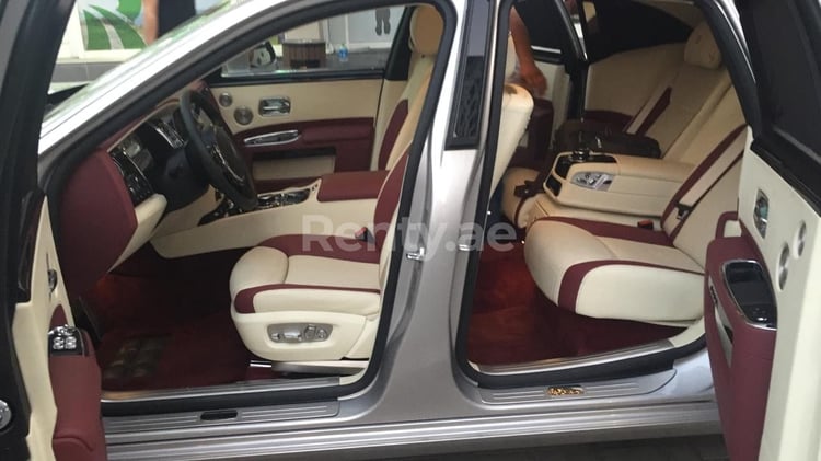 Silber Rolls Royce Ghost zur Miete in Sharjah 0