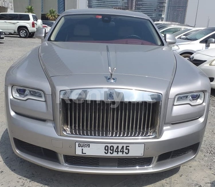 Argento Rolls Royce Ghost in affitto a Dubai 3