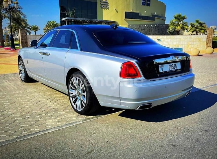 Silber Rolls Royce Ghost zur Miete in Abu-Dhabi 1