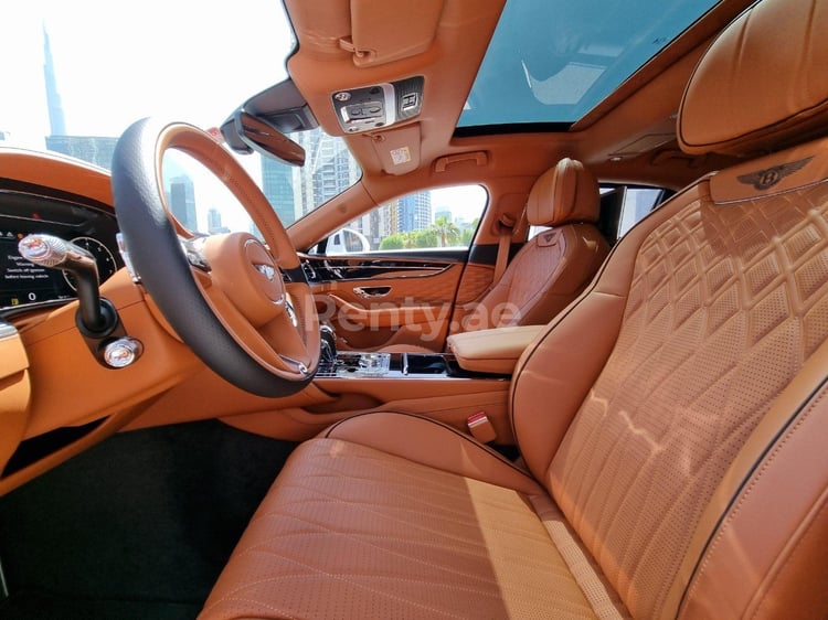 ابيض رمادي Bentley Flying Spur للإيجار في أبو ظبي 2