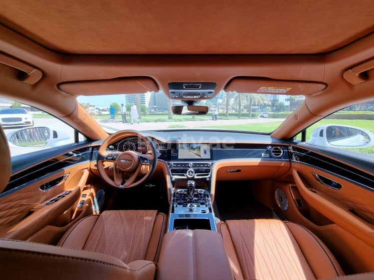 Bianco grigio Bentley Flying Spur in affitto a Dubai 3