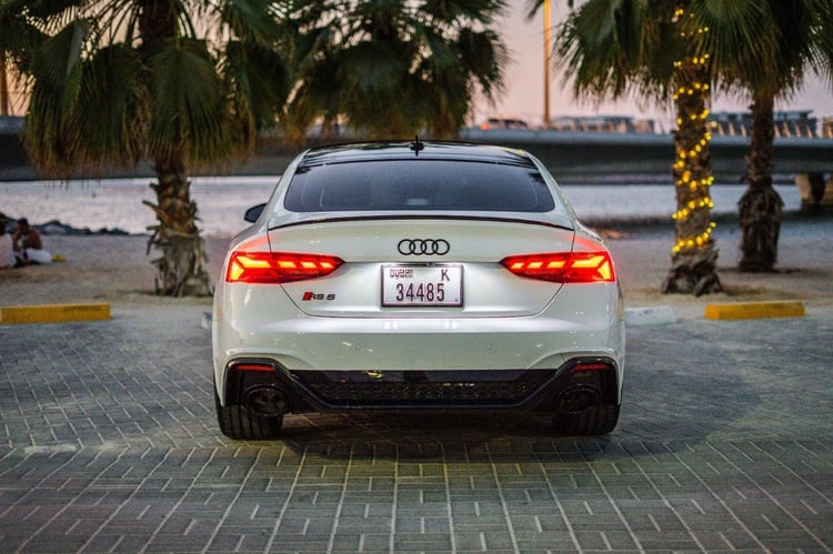 Bianca 2021 Audi A5 with RS5 Bodykit in affitto a Abu-Dhabi 3