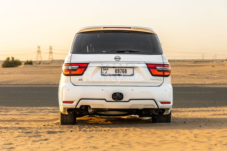 Blanc 2021 Nissan Patrol Platinum en location à Sharjah 3