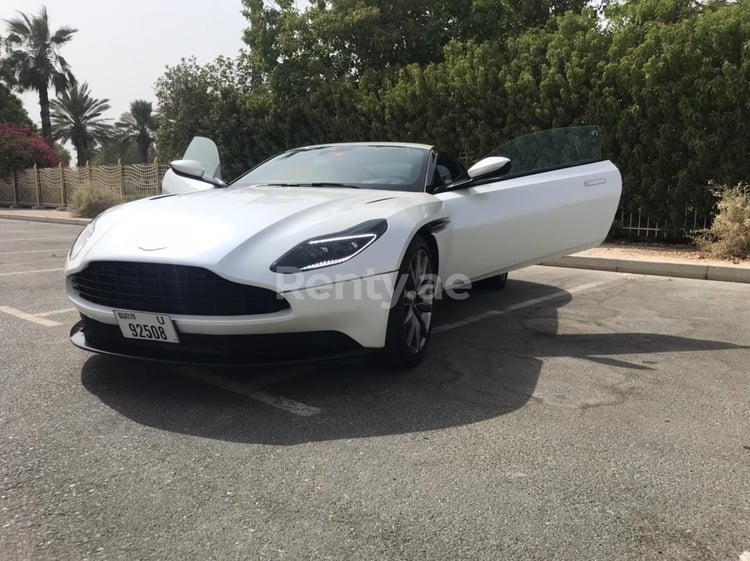 Blanc Aston Martin DB11 en location à Dubai 0