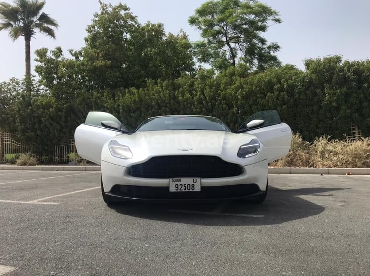 Bianca Aston Martin DB11 in affitto a Dubai 2