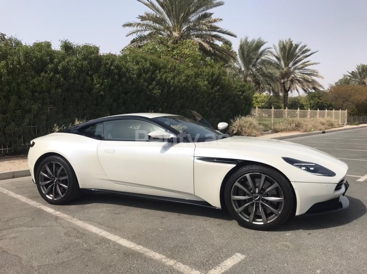 Blanco Aston Martin DB11 en alquiler en Dubai 3