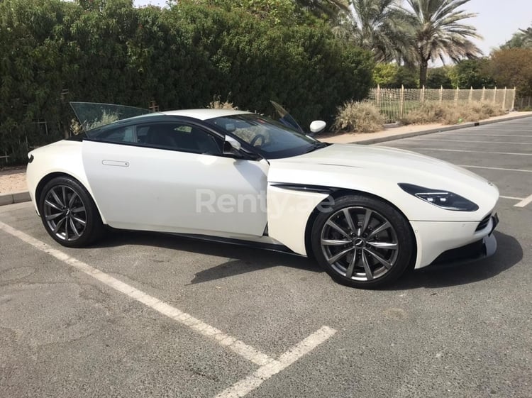 Weiß Aston Martin DB11 zur Miete in Sharjah 4