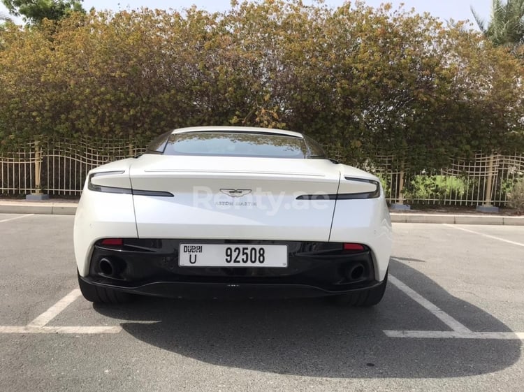 أبيض Aston Martin DB11 للإيجار في دبي 6