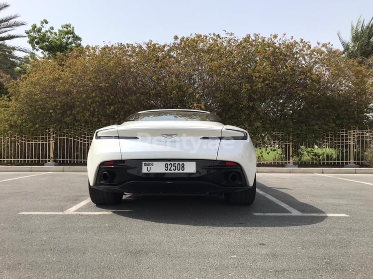 Blanco Aston Martin DB11 en alquiler en Dubai 7