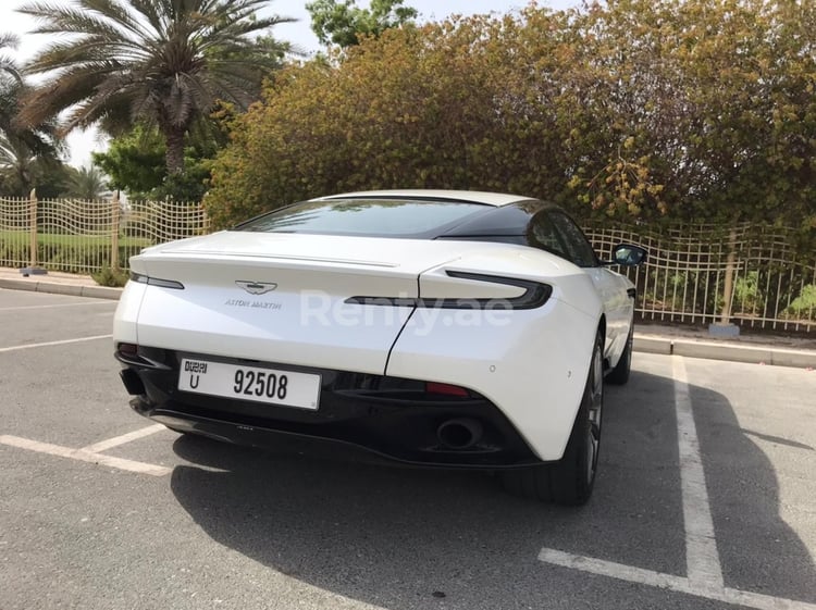 Weiß Aston Martin DB11 zur Miete in Dubai 8