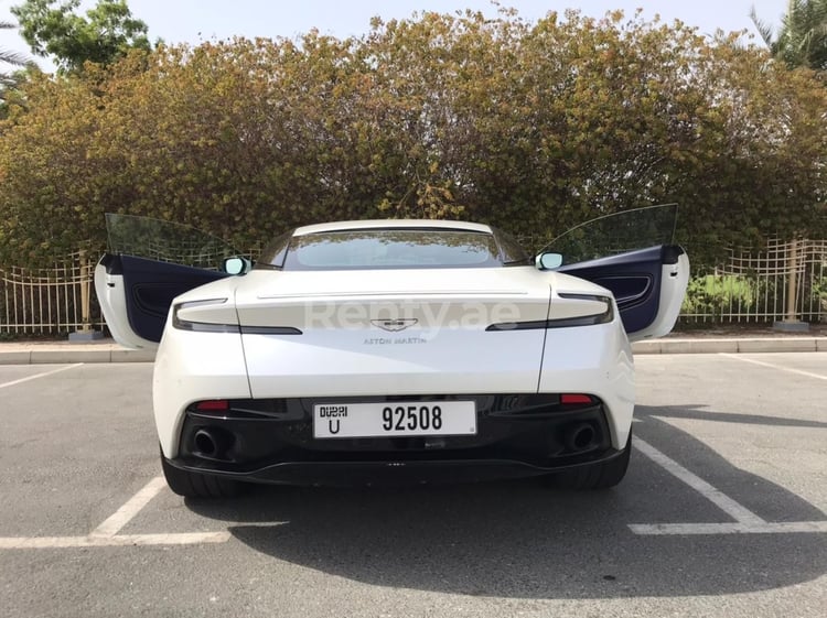 Weiß Aston Martin DB11 zur Miete in Sharjah 9