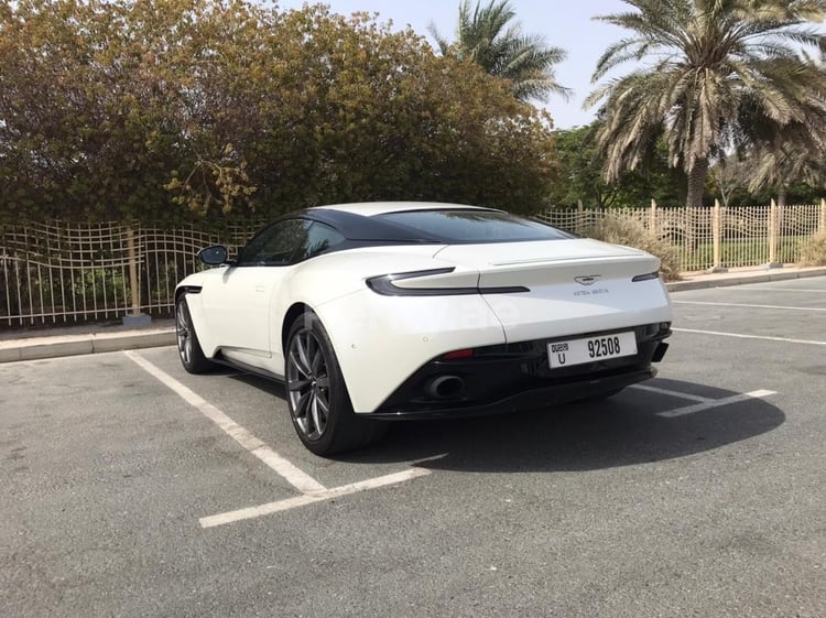 Blanco Aston Martin DB11 en alquiler en Dubai 10